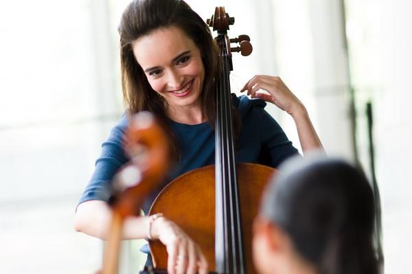 woman playing the cello